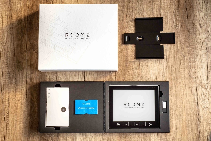 roomz-experience-box-shop-headON-hats
